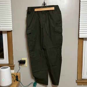 Nikes Men large jogger. Elastic waist with zip fly and snap closure.  Like new